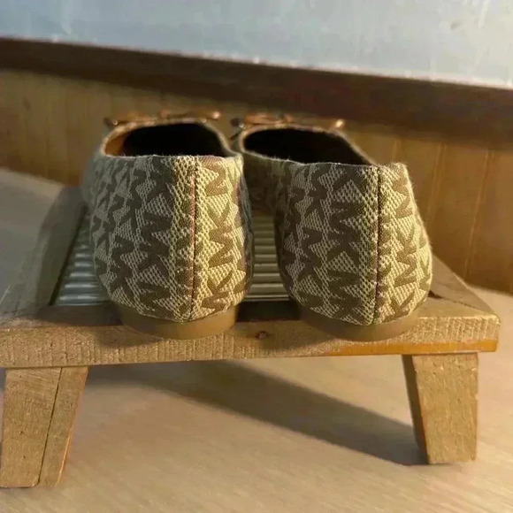 Michael-Michael Kors Almond Melody Toe Cap on Beige Leather Flats - Picture 3 of 9